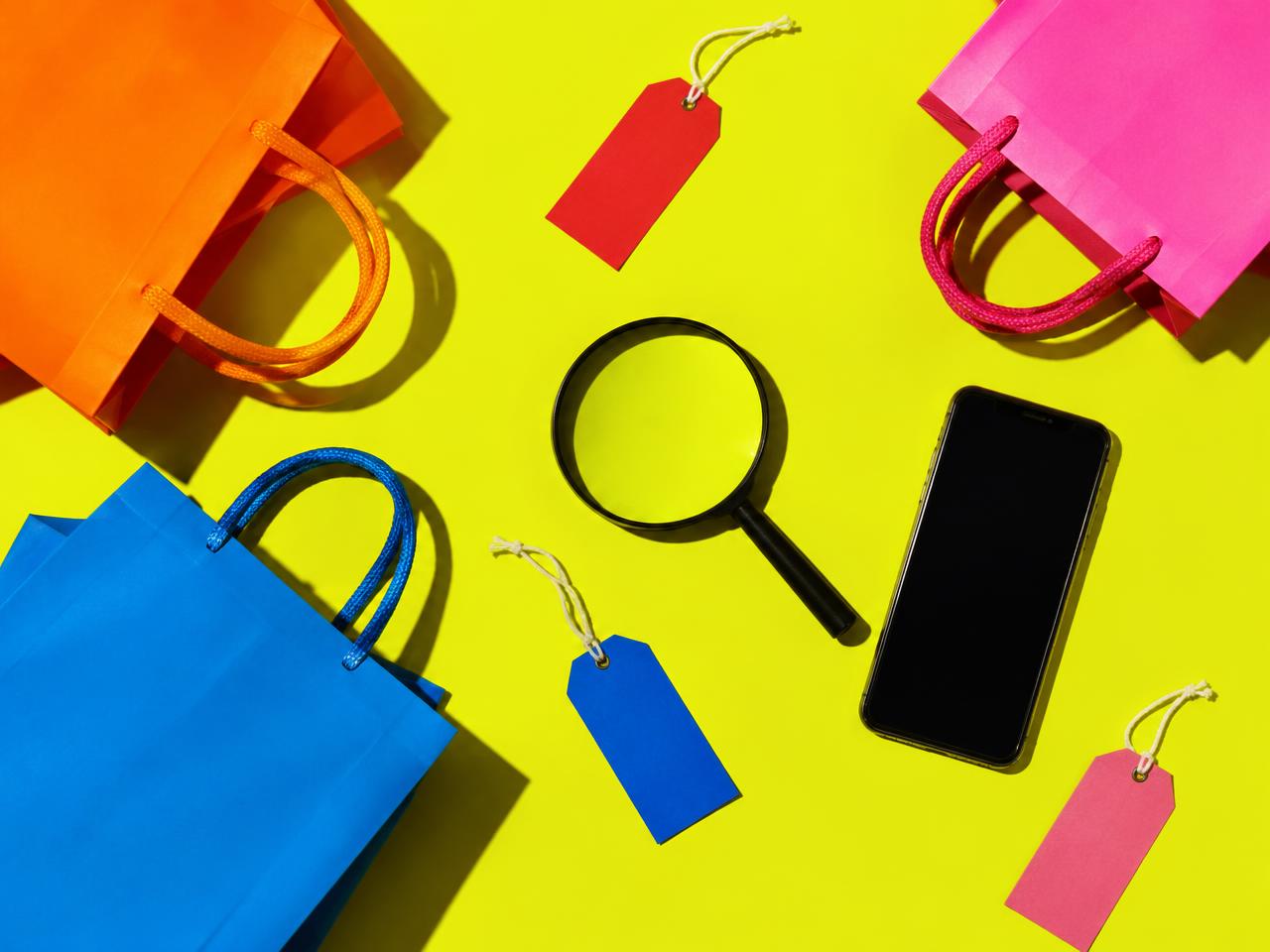 Sacolas de compras e lupa